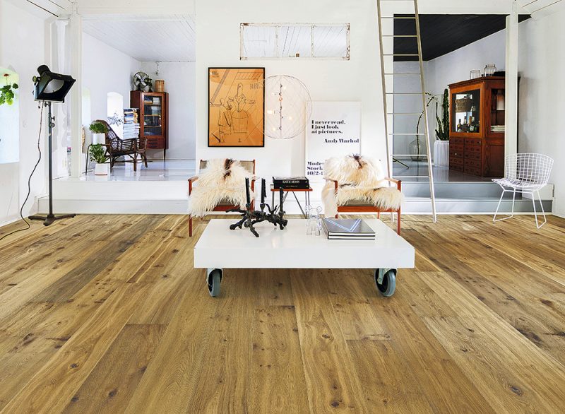 Pavimento laminado en tonos claros y lamas de gran formato