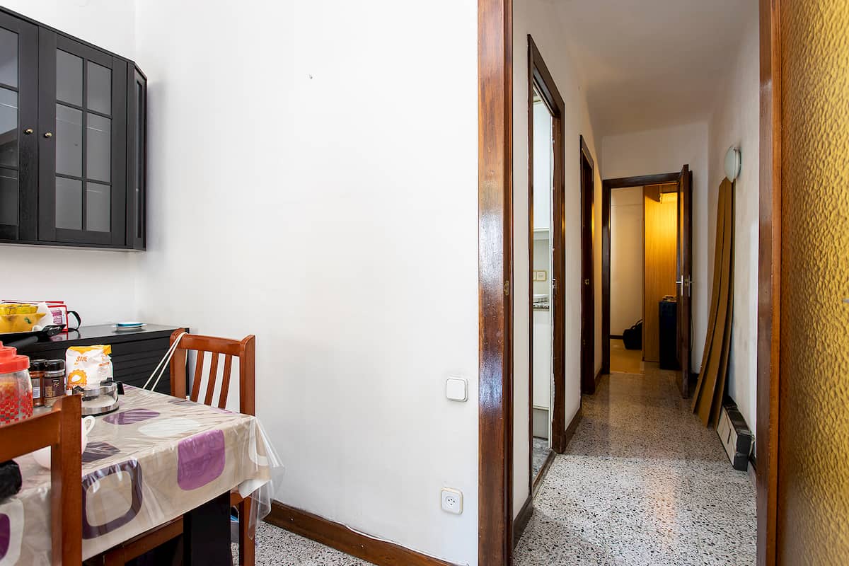 comedor y pasillo estrecho