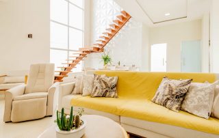Inspiración: apuesta por un sofá amarillo para dar un toque alegre al salón