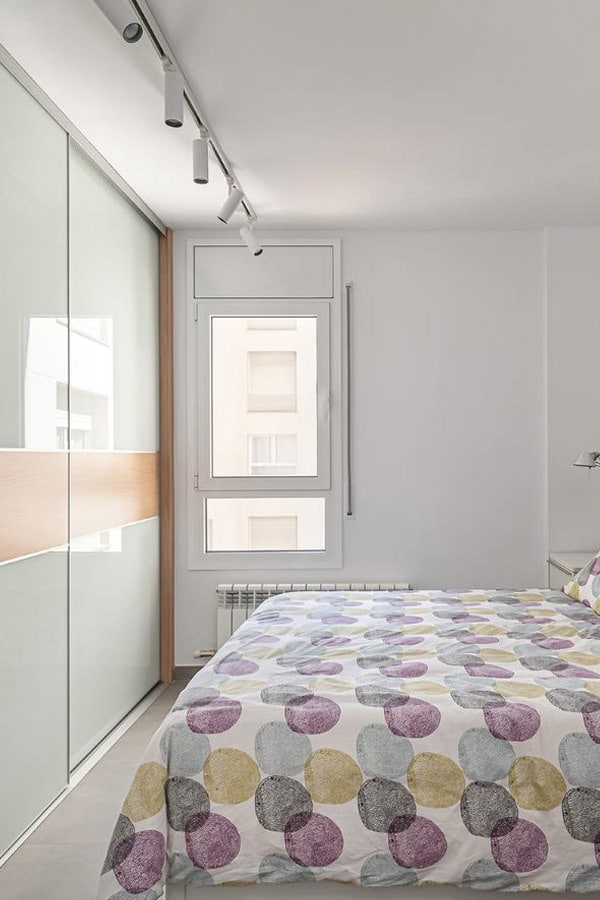 Dormitorio doble con ventana y armario integrado