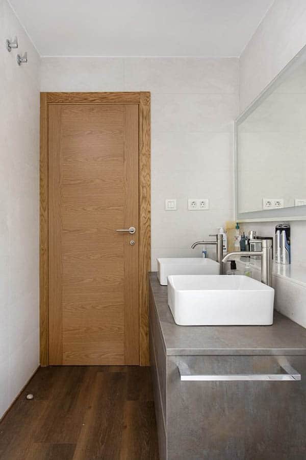 Puerta nueva de baño pintada con efecto madera
