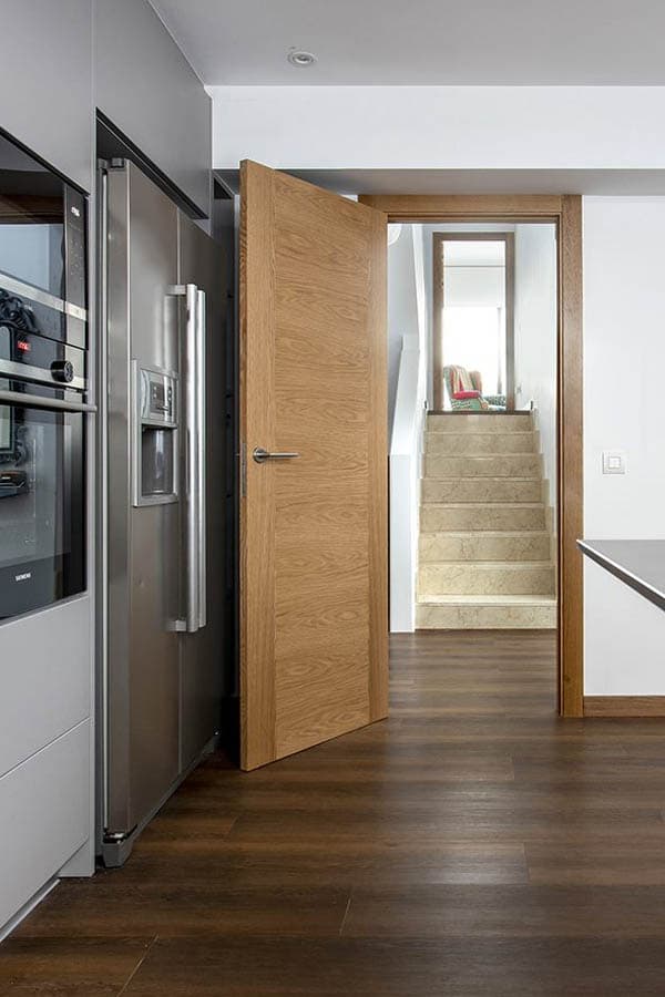 Puerta que conecta la cocina con el resto de la vivienda