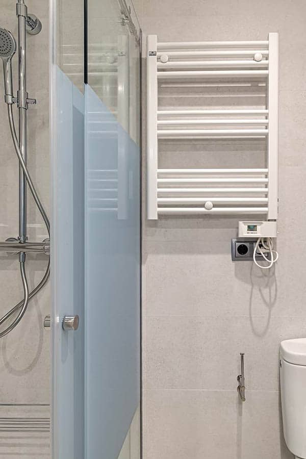 Mampara semi opaca para ducha y toallero eléctrico