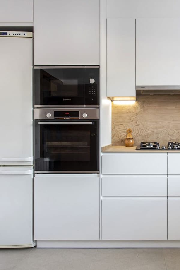 Electrodomésticos en negro integrados en los muebles de cocina