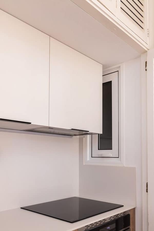 Almacenaje blanco y ventana en una cocina