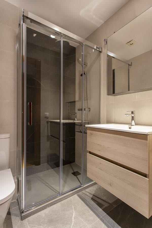 Mampara transparente para ducha y mueble de almacenamiento para baño