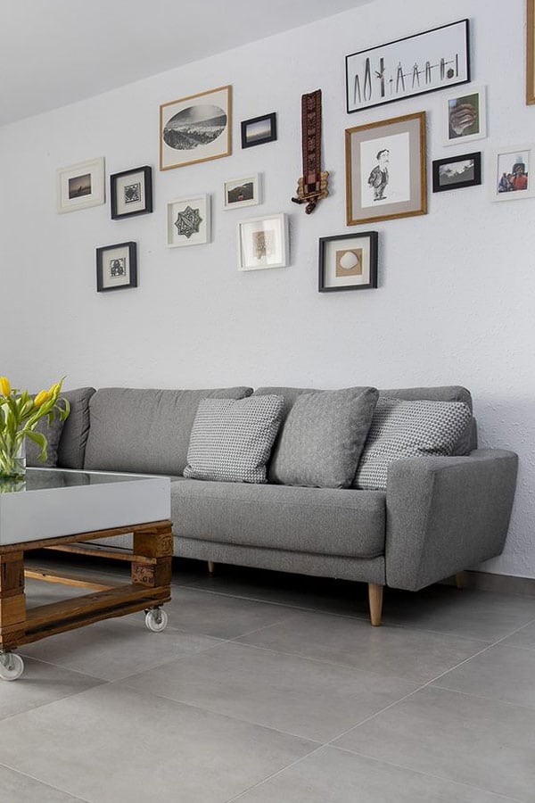 Sofá largo en gris con cojines y mesa de café