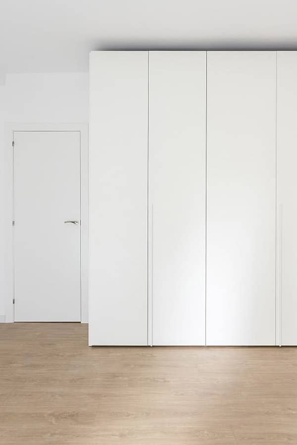 Habitación con parquet y gran armario en blanco