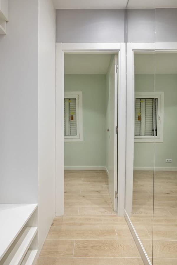 Zona de vestidor con estantes y espejo