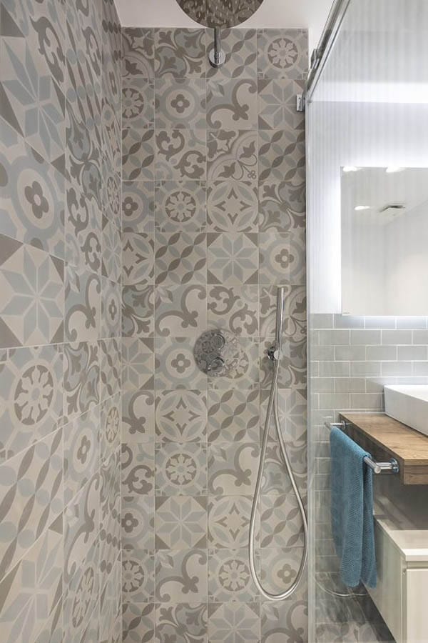 Detalle de azulejos con mosaico para el interior de la ducha