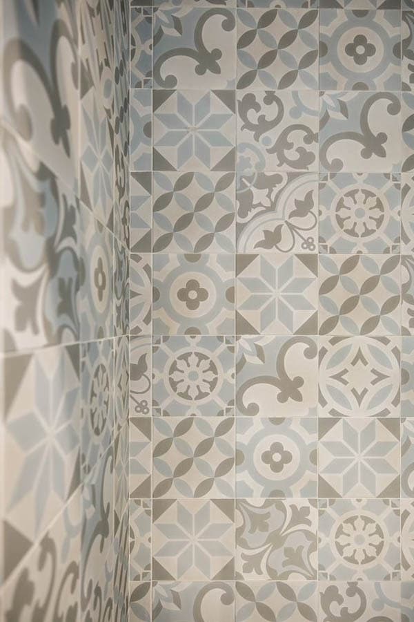 Detalle de azulejos con mosaico para el interior de la ducha