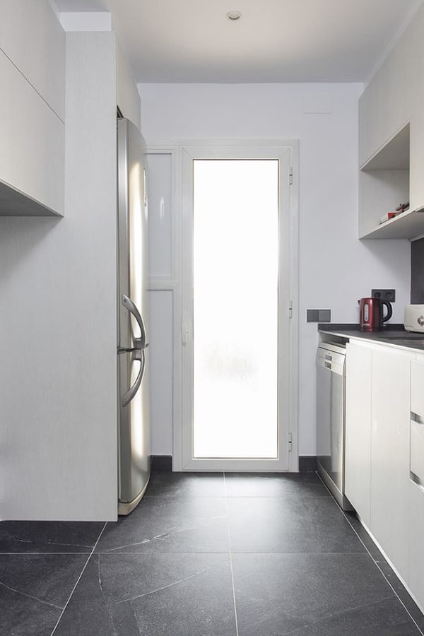 Puerta de cocina en blanco con encimeras a los lados
