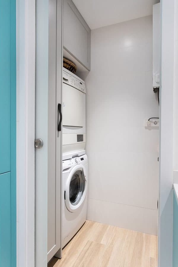 Lavadora y secadora en un espacio reservado junto a la cocina reformada