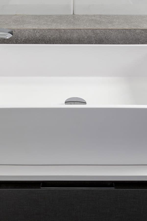 Detalle de lavamanos blanco para baño