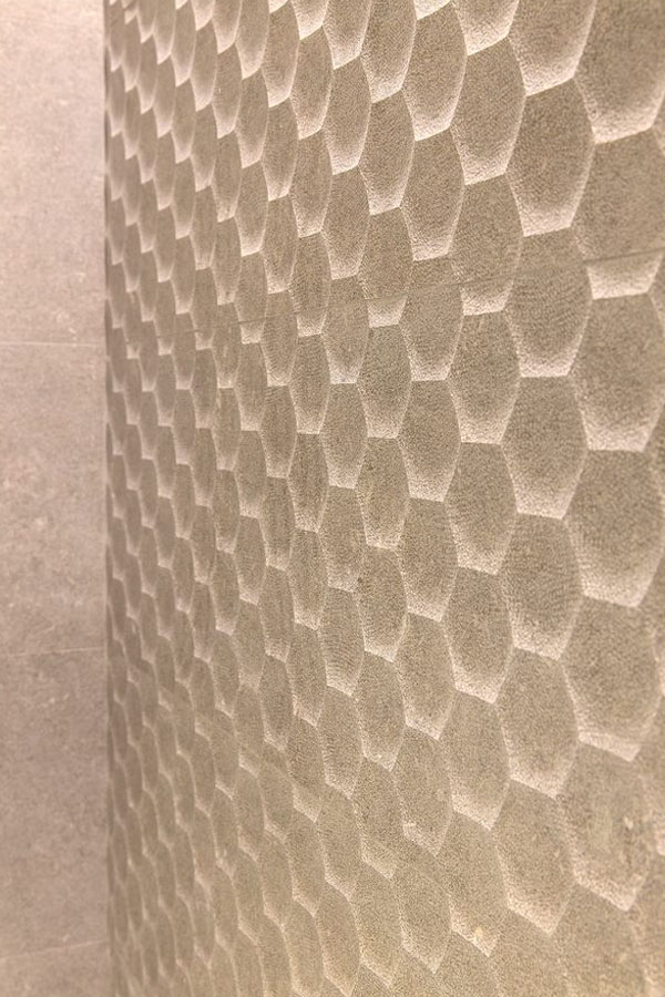 Detalle de pared con mosaico y relieve para ducha