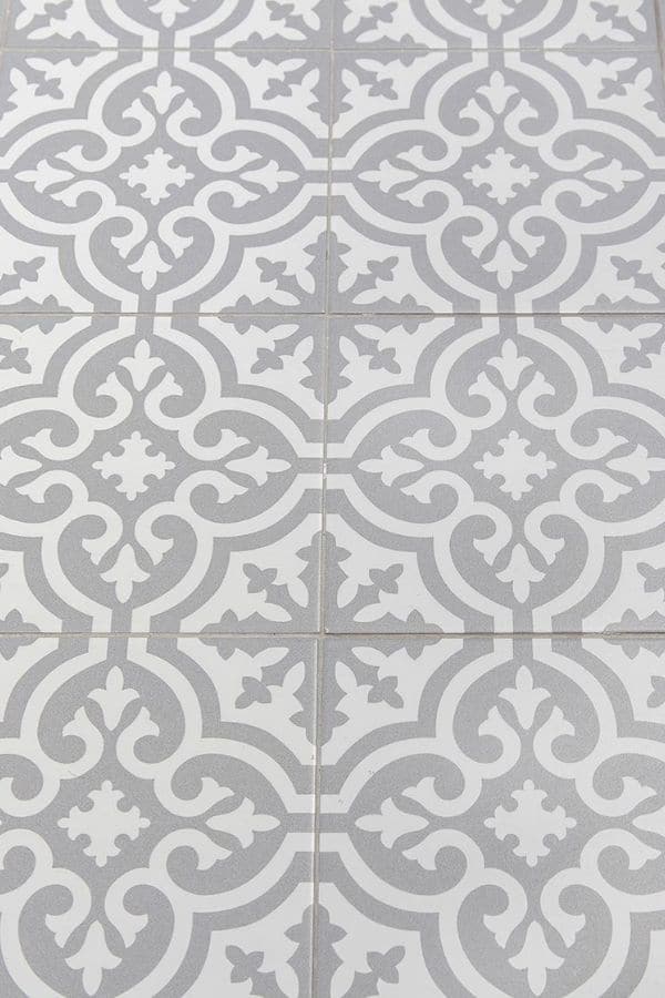 Detalle de mosaicos geométricos para suelo de baño